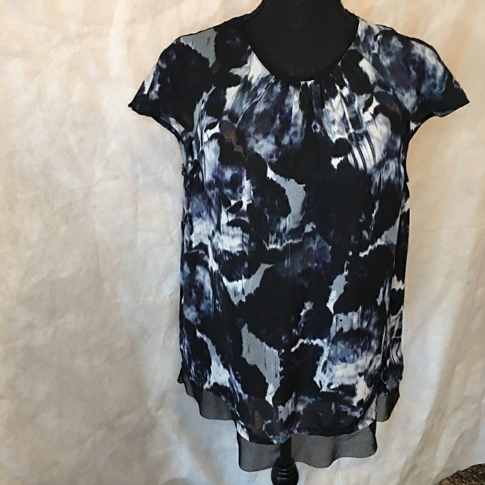 Simply Vera Vera Wang black gray top.  Size small